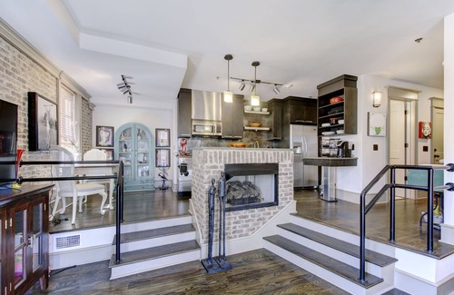 King City Condo | Enjoy Island life in the Village in this gorgeous one of a kind loft!
