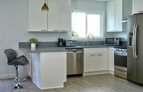 La Crescenta House | Enjoy La Crescenta Living. Work, Play, Swim.