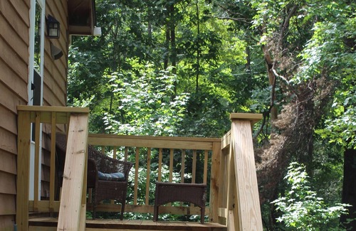 Mineral Cottage | Enjoy lazy lake days in this cozy cottage at Lake Anna