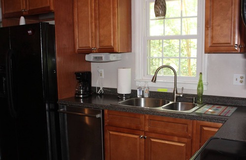 Mineral Cottage | Enjoy lazy lake days in this cozy cottage at Lake Anna