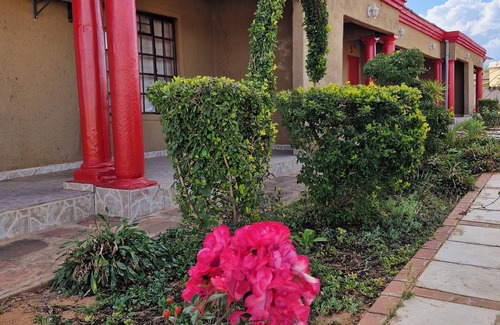 Serowe House | Enjoy Nature, Culture & Comfort in Spacious Standard, Suite & Family Rooms