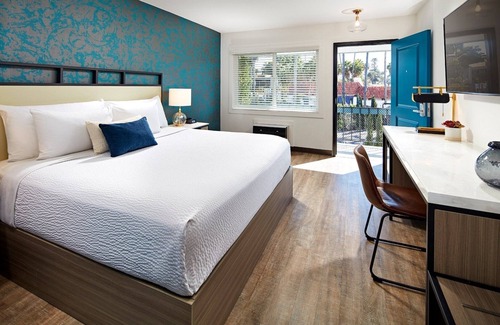 Beach Barber Tract Hotel | Enjoy Ocean Breezes in Charming Room in La Jolla, Steps to the Beach