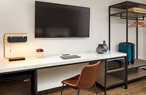 Beach Barber Tract Hotel | Enjoy Ocean Breezes in Charming Room in La Jolla, Steps to the Beach