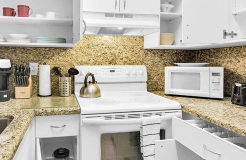 Boca Raton Apartment | Enjoy our corner 2 bedroom, 2 bath top floor apartment in West Boca Raton