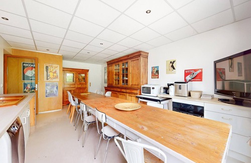 Semussac House | Enjoy peace and relaxation in this large holiday home with an inviting garden.