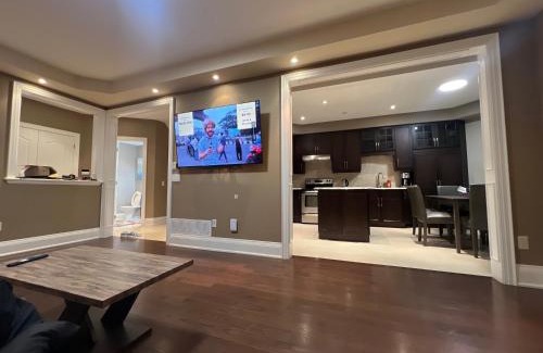 Vaughan Apartment | Enjoy quiet and private oasis!