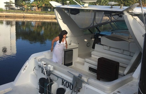 Riverside Park Boat Rental | Enjoy relaxing stay on beautiful air conditioned 40' yacht.