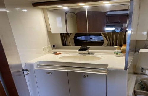 Riverside Park Boat Rental | Enjoy relaxing stay on beautiful air conditioned 40' yacht.