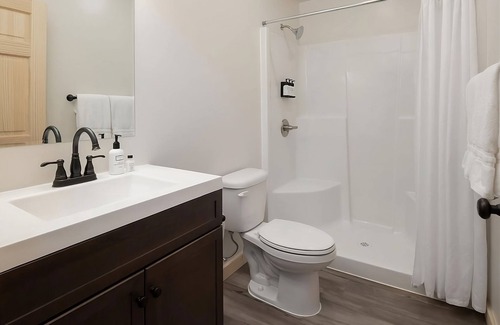 Boardman Hotel | Enjoy Stunning Views Of the Columbia River! Parking, Outdoor Pool and Breakfast