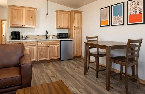 Boardman Hotel | Enjoy Stunning Views Of the Columbia River! Parking, Outdoor Pool and Breakfast