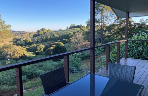 Wootha House | Enjoy stunning views of the Glasshouse Mountains and the rolling countryside