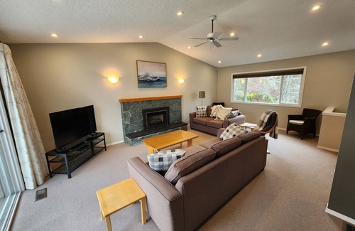 Sidney House | Enjoy the amazing views from The Beach House with private beach acces