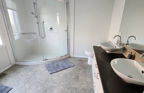 Sidney House | Enjoy the amazing views from The Beach House with private beach acces