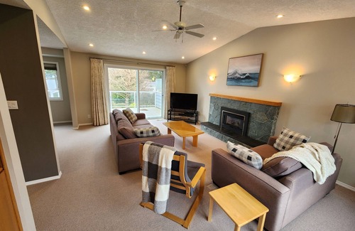 Sidney House | Enjoy the amazing views from The Beach House with private beach acces