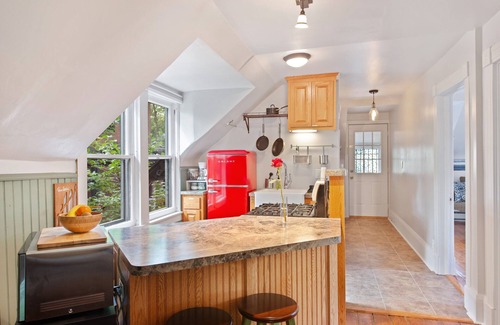 Summit - University House | Enjoy the cutest carriage house in the whole Twin Cities. Have your own little home nestled in the Historic District; it has everything you need.
