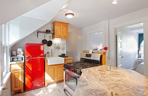 Summit - University House | Enjoy the cutest carriage house in the whole Twin Cities. Have your own little home nestled in the Historic District; it has everything you need.