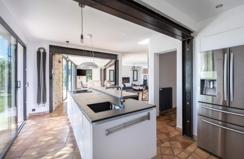 Chateauneuf-Grasse Villa | Enjoy the Riviera from a luxury villa with sea view, pool and relaxing gardens