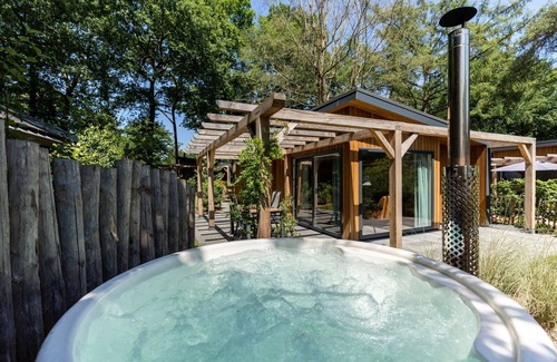 Wekerom House | Enjoy the tranquility and nature from the hottub