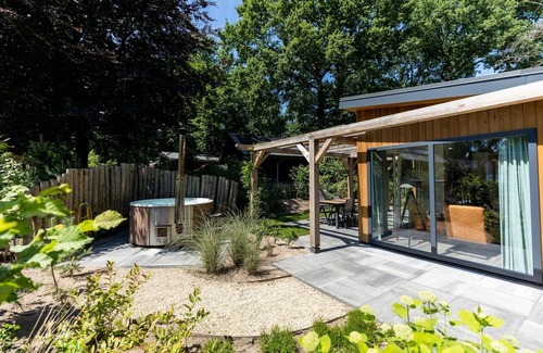 Wekerom House | Enjoy the tranquility and nature from the hottub