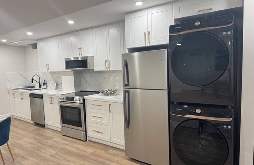 Ajax House | Enjoy This Cozy & Spacious Place in the Most Beautiful Neighbourhood. Love it!