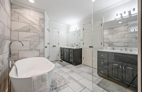 Marietta House | Enjoy This Roomy Cabin Style 5BR With A Pool Table