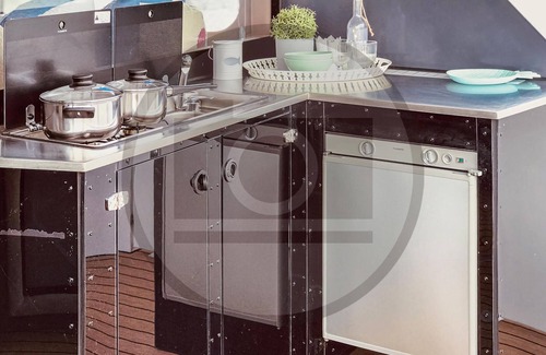 Milower Land Boat Rental | Enjoy your holiday on this unique houseboat, which offers pure nature and city flair in one.