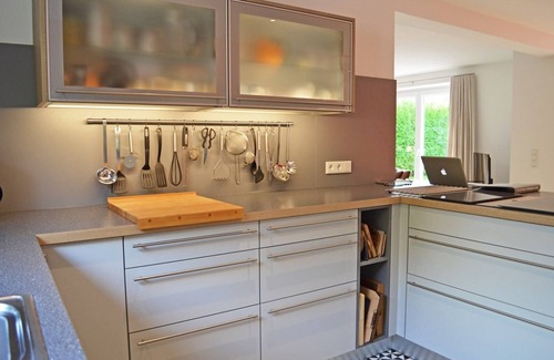 Ulsnis House | Enjoy your relaxing vacation in our ultra-modern bungalow "Schleiglanz" with high-quality furnishings and wood-burning stove, only 300 meters from the Schlei in a quiet location on the edge of the forest