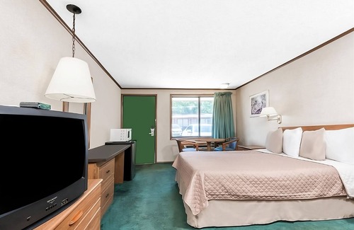 Summitt Hotel | Enjoy Your Stay at Knights Inn Ashland! Pool, Picnic Area, Parking, WiFi