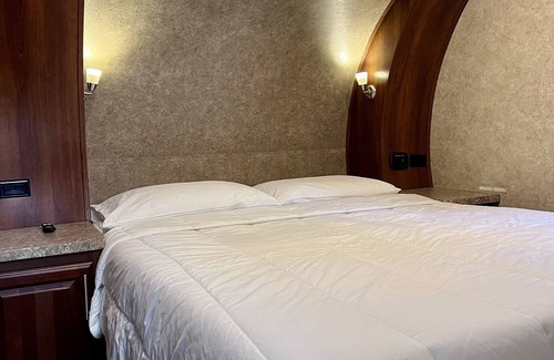 Salt Springs House | Enjoyable 1 bedroom RV - Resort with Lake access and Community Pool