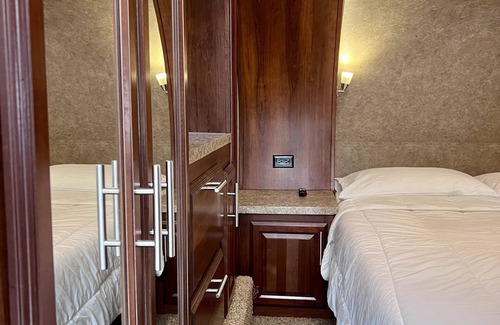 Salt Springs House | Enjoyable 1 bedroom RV - Resort with Lake access and Community Pool