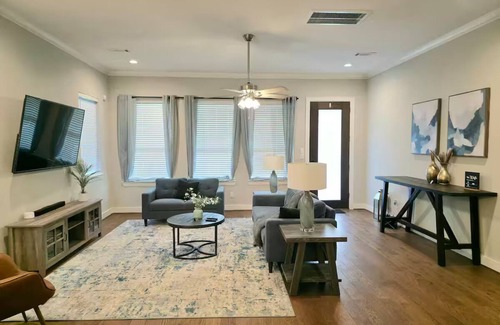 Washington Ave./ Memorial Park House | Enjoyable 2-bedroom house with AC in vibrant Houston