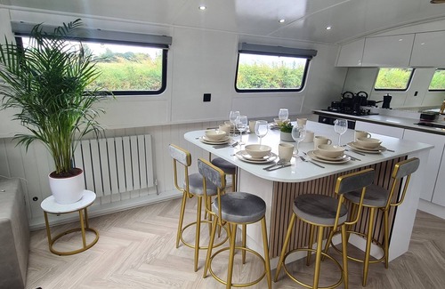 Liverpool Boat Rental | Enjoyable boat Selena Aqua Retreat with WiFi in charming Liverpool Albert Docks