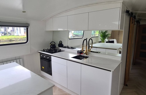 Liverpool Boat Rental | Enjoyable boat Selena Aqua Retreat with WiFi in charming Liverpool Albert Docks