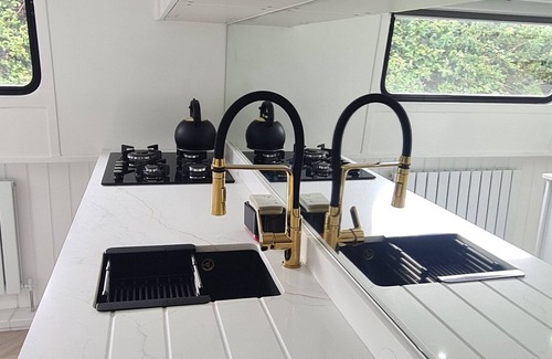 Liverpool Boat Rental | Enjoyable boat Selena Aqua Retreat with WiFi in charming Liverpool Albert Docks