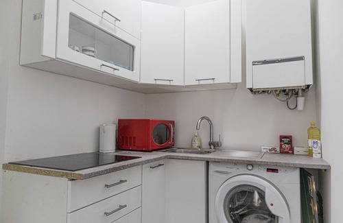 Simmering Apartment | Enkplatz U3 Getaway: Affordable 5-BR Apartment