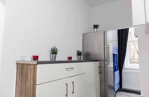 Simmering Apartment | Enkplatz U3 Getaway: Affordable 5-BR Apartment