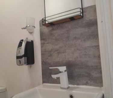 Sketty House | Ensuite basic room budget Sketty 5