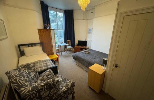 Sketty House | Ensuite Double Room, by Swansea University, Sketty, R2