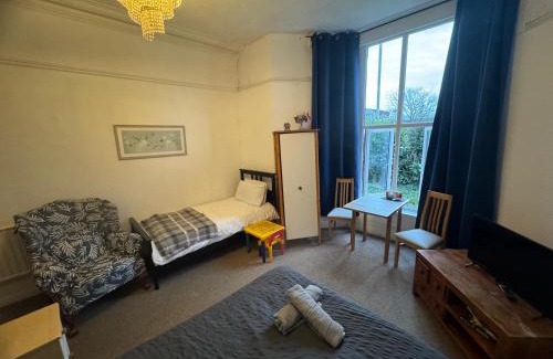 Sketty House | Ensuite Double Room, by Swansea University, Sketty, R2