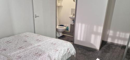Little Holland House | Ensuite Room