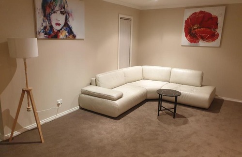 Werribee House | Ensuite room with Private Bath toilet CBD Airport