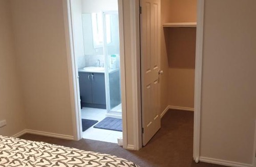 Werribee House | Ensuite room with Private Bath toilet CBD Airport