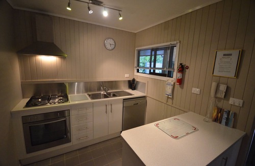 Burnt Pine Cottage | Ensuite Spa Bath/Massage Spa Shower, Heated Spa Pool, Sauna, Foxtel, Rental Car