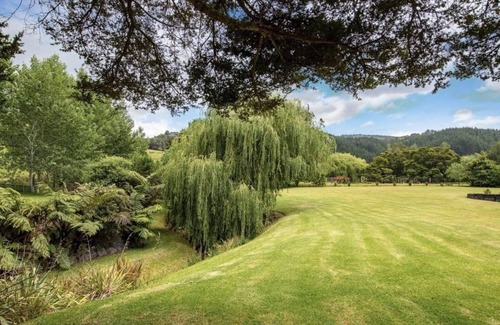 Matakana House | ENTERTAINER'S PARADISE with Tennis Court/4 Bdrm home + Self contained Studio