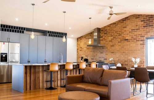 Eglinton House | Entertainers Dream - Pizza Oven, Fireplace, Wifi