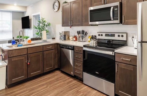 Weinland Park Apartment | Entire 2-bedroom apartment with WiFi, AC in cool Columbus