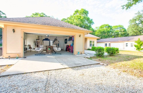 Fort Walton Beach - Destin House | Entire 3-bedroom home in Niceville, iconic bay view15 min from Destin beaches!