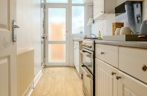 Acresford House | Entire 3 bedroom house with sofa bed free parking