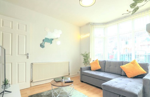 Acresford House | Entire 3 bedroom house with sofa bed free parking