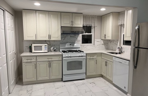 Gaithersburg House | Entire 3 bedrooms/2 bathrooms fence yard, near Costco, Sam's